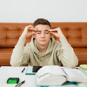 “Não Consigo Estudar”: O Problema Não É Você, Mas o Seu Método de Estudo (Ainda Não Descoberto)